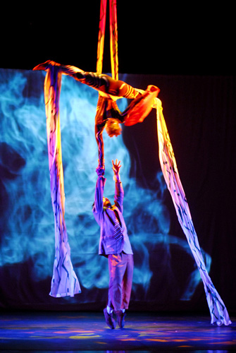 Corporativo | NauX | A Nau de Ícaros é um grupo artístico que, desde 1992, cria espetáculos e intervenções que transcendem os limites entre circo, teatro e dança